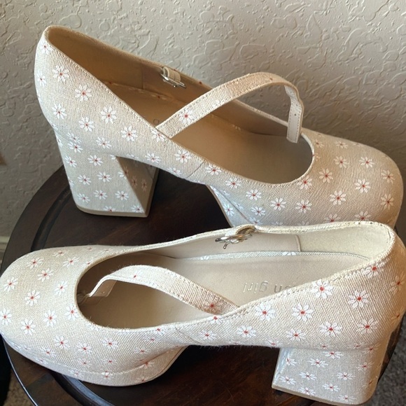 Madden Girl: Tan with flower pattern heeled Mary Jane style shoes- Y2K- 9M - Picture 8 of 16